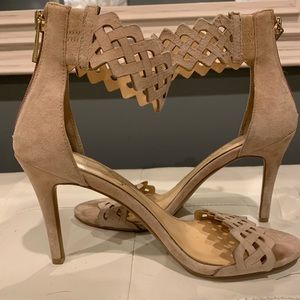 Nude Jessica Simpson pumps